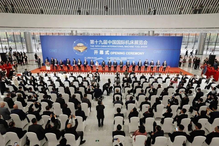 柔性智造 領(lǐng)航未來|巨能機(jī)器人CIMT2025首日盛況直擊！